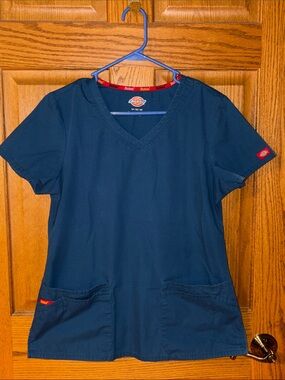 Dickies Medical V-Neck Medical Scrub top w pockets nursing hospital comfy work
